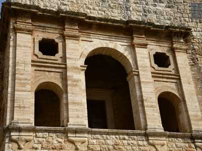 ...presenta sul retro una graziosa loggia a serliana